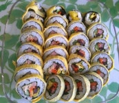예전에 남대문새벽시장에서 별거도 안넣은 김밥을 계란옷입혀 말아주니 어찌나 맛나던지...요즘도 가끔 집에서도 요렇게~~~ 