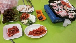 ♥대패삼겹살파티♥ㅡ저녁 오늘저녁은간단하게 삼굡살꿔먹엇어용 꼬기두꿔먹고마무리볶음밥도~샤샤샥ㅋ 아침에담은겉절이두흰밥에냠냠ㅎ... 