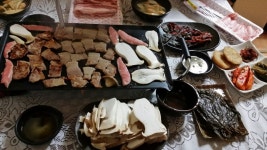 저녁은 간단하게 꼬기 꾸워 먹었어요~ 엄마가 여름에 주신 명이고추장장아찌 맛봤는데(저말고 옆지기가...😂) 넘나 맛나다네요~ 그냥 밥반찬으로... 