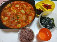 저녁메뉴 확정지었답니다😄😄 원래 그냥 보통 먹는곳 시키려다 거기는2인14000원 가격도 저렴하고 맛나지만, 놀부부대찌개 시켰어용😄 가격은... 