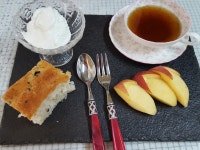 혼자 먹는점심 입니다 커피한잔에 빵한조각 이리 두조각에 요거트 사과로 점심식사 한답니다 