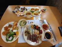 오늘은 찌니랑 미용실가서 머리하궁 저녁으로 초밥먹고왔어용😄😄 첫번째는 한꺼번에 찍은거구용 두번째 세번째 네번째는 제가먹은거에요... 