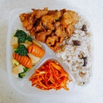 남편이 차에서 먹기 때문에 그릇이것저것하지 말래서 나눔그릇에 싸긴하는데 처음에는 주먹밥이나 김밥같이 운전하면서 먹을 수 있는거 싸라고... 