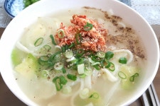 닭칼국수에 고명올리고, 청양고추도 쫑쫑쫑~ 보기엔 이래두 칼칼한맛이 좋더라구요. 석박지도 때마침 잘 익어주어서, 가뿐하게 한접시 클리어~~^^ 
