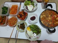오늘 아침밥상입니다😄😄 오늘은 내맘대로 비빔밥이용😁 일마치고...뭐먹어야하나... 또시켜먹으려니 마파두부밥에 8000원날려서 시켜먹기엔... 
