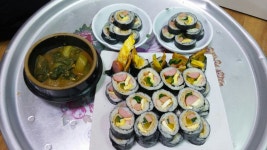 굿모닝입니다요~^^ 아침 김밥을 또 쌓네요~ 두딸램~ 맛나게먹고 감기때문에 예약을 못해서 병원에갑니다 감기 단디 조심하세요~ 