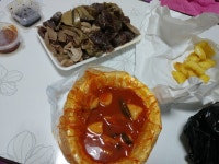 오늘 저녁은 떡볶이,순대,오징어튀김이용😆 시장에 생닭사러갔다가... 남친님은 순대 안좋아하니 혼자 맛난거먹으려니 미안해서 주위사람들이랑... 