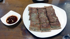 저녁은 남의밥으로 먹고 다시 바쁜일정보러 쫑쫑쫑... 곤드레나물전병 신랑은 곤드레밥,저는 청국장 진짜지 참 맛있네용🖒🖒🖒 