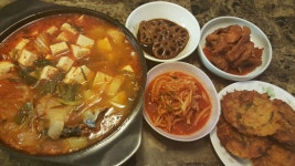 곰탕 국물에 밥 그리고 김치~ 오늘도 어찌 좀 편해볼까 싶어 아무리 머리를 굴려 봐도 몸이 피곤한지 머리도 피곤한가봐요(어젠 별이가 종일... 