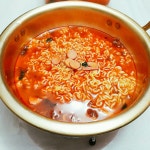 오뚜기 부대찌개라면 첨 먹어봤는데 맛있네요~ 면발도 꼬들하고 국물도 맛있어요~~ 밥도 한숟갈 말아먹었는데 맛있었어요~ 