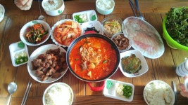 회덥밥하고 매운탕끓여 먹어요 배불리 먹고 도깨비 본다구 다들 티비앞에 옹기종기 모여 앉아있다죠 ㅎ 전 안본 드라마로 관심이 없는지라... 