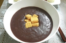 새알심 싫어하는 신랑때문에 인절미 사다가 살포시 올려놓은 단팥죽. 꽃빵도 몇개 쪄서 옆에 두고 단팥죽을 콕콕 찍어먹는 맛도 좋아요. 저녁엔... 