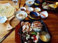 쇼핑 두손가득들구 롯데마트가서 김밥이랑유부^^ 맛있거든용 사구 고구마무스케익한조각 4천원 두조각8천원이용 조각이왜이리비싼지... 