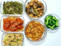 장봐둔걸로 반찬만들려구 요즘... 그래서부지런히 반찬 5가지만들어 보네염... 맛나용😄 반찬해놓으니 그제서야 냉장고 ㅋㅋㄱ열어보면... 