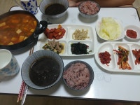 오늘 아침밥상입니당😄 남친님이 출근전에 된장찌개얘기한거같아서... 안해두되겠어유😄😄 오늘도 아침맛있게 드시궁 좋은 하루되세욤😄😄 