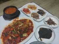 알바도 가야되구 밥솥이 오래걸리는지라 남의밥을 선택!ㅎㅎ 원래... 해서 오징어볶음을 시켜서 밥에 쓱싹 비벼먹었어요ㅎㅎ 집에있는청국장이랑... 