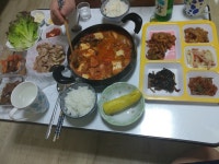 오늘 아침밥상입니닷~😄 어쩌다 보니 푸짐푸짐하네유ㅎㅎ 오늘은 잠만자다가 늦게 귀차니즘 털고 청소하고 참치김치찌개끓이고,반찬 무장아찌... 