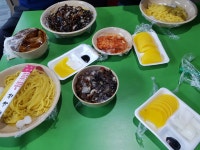 난1등ㅎㅎ 그래서 오랜만에 당구장서 자장면 먹어보내요 근디....이넘의 간자장에 소금을 때려부었는지... 면만 먹어도 무지 짠맛이...ㅜㅜ... 