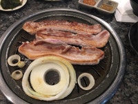 집앞 에 새로 개업한 삼겹살 집 댕겨 왓어요 벌집 삽굡이 첨 먹어봣는데 엄청 두껍네요 (쫄깃쫄깃) 명이 나물 첨 먹어봐요 