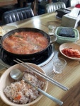 김치찌게전문점 특이하게 김치찌게 한가지만 하는집 가격도 착하다 5000원 거기다 계란후라이도 준다 
