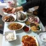 앞치마 하고계신분이 울 엄마래요.ㅎㅎ 얼마나 깔끔쟁이신지...어휴... 엄마 아빠는 아빠 회사에 일하는 사람들 밥 챙겨준다고 나가시고 또 좀... 