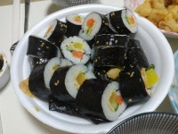 오늘 아침도 김밥이네욧ㅎㅎ 오늘 일 늦게마쳐서 밥을 안앉혀놔서...... 얼른자야해요ㅠㅠ 시간에 쫓기면서 시간을 재면서 늘 잠을자욧ㅠㅎㅎ... 