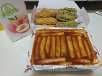 혼자먹기엔 가격이어마어마해서 만원치 떡볶이 시켜먹어욧😊 안그래도 매운것도 먹고싶었는데 어쩌다보니 오늘도 떡볶이욧ㅎㅎ 어제도 분식에... 