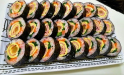 오늘 저녁은 김밥이여요~~ 시아언니 추천으로 홍국쌀넣고 밥지어서 김밥쌋어요~ 언니가 조금만 넣어도 된데서 한수저정도 넣엇더니... 