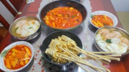 좋아하는 떡볶이와 어묵꼬치. 만둣국으로 점심해서 주었어요 ㅎ 이따 저녁은 아빠가 같이 드실거라 울아빠 좋아하는 아구찜으로 준비중입니다... 