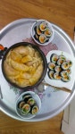 아침~~^^ 김밥 간단 4개 쌓아서 손만두 빚어가 만두국해서 언능 먹고 북면 온천 가족탕 다녀왔네요 내만 기운 빠지고 에고 아시쥬? ㅋㅋ 때미는... 
