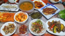 간단하게 겹살이 꾸버 된장만 끓여 먹을라했는데 울부모님 같이... 늘먹는 겹살이를 삼겹살데이란 명분아래 맞이하니 더더더 맛난듯합니다... 