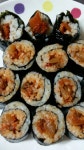 김밥을 싸려고 보니 계란이 한개밖에 없넹~~ 김두 두장뿐~~ 참치넣구 볶음김치 맹그러서~~ 기냥 김밥만 쌈~~ 보기에는 거시기해두 맛은 갠짐하넹... 