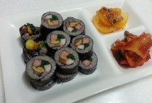 주말아침~♡ 남편님 산🌳에가신다해서 새벽4시 눈뜸👀ㅋㅋ 잠이안와서 아주오랜만에 김밥10줄말고 라면끓여서 아침드리고... 저는 그전에 한줄... 