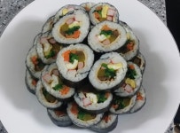 김밥달인 돼겠네요 ㅋㅋ 오늘 간단하게 김밥먹자네요ㅋㅋ 편안한밤되세요 ~ ~ 야채김밥. 김치김밥이에요 ^^ 