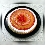 타르트만 만들다가 과일 토르테를 알게되서 만들어 봤는데 타르트랑 다른 느낌과 맛이 있어요.. 위에 뿌려진 상큼한 토트텐구스도 특이하고... 