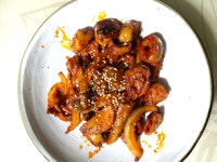 만두 만들기 끝내고 찬꺼리 만들었네요... 막창볶음, 리코타치즈 시금치 토마토 샐러드, 시래기볶음, 섬초무침, 콩나물국까지... 이제야 끝내고... 