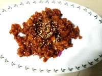 어제 막창 다 먹구 올은 아들이 찾던 오돌뼈 주물러 불맛 한껏나게 만들었어요... 혼자일땐 밥보다 술이 땡기죠...ㅎㅎ 하***에서 새로나온 맥주... 