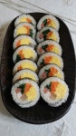 좋은아침입니다~ 아침은 올만에 김밥 말았어요~ 올만에 먹으니 더 맛나네요~ 엊저녁 볶음밥처리겸 누드김밥 만것두 추가요~ㅋ 오늘하루도 축복... 