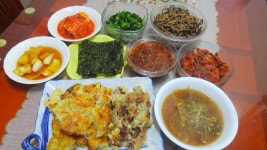 신데렐라의 마법이 풀린 지락이는 다시 무수리로 컴백 냉이된장국에 있는반찬. 찬조받은 광장시장표 빈대떡으로 저녁해결합니다 딸기는 오늘... 