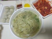 오늘 저녁은 오랜만에 일품칼국수 시켜먹어용~^^ 가서 혼자먹을순없고 칼국수집에 하나시켜도 퀵비나가는지라 국수한개랑... 