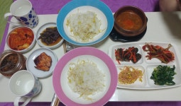 오늘 아침밥상입니닷~^.^ 오늘의메인메뉴는 콩나물밥이용ㅎㅎ~~ 반찬도... 장연린곳에서 사서그런가😭 콩나물밥맛있어서 두그릇씩 뚝딱~😁 오늘... 