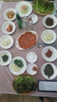 그제내려와서 어제 엄마랑 온천가서 찜질하고 닭불백숙 먹고왔어요 오는날 비빔국수에 새우만두 먹고오고 이모님이 국수먹고픔 또오라고ㅎ... 