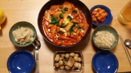 오늘은 신전떡볶이 흉내를 내봤은데 이제 밖에서 안사먹어도 될거같아요 ㅎㅎㅎ 굵은 고추가루밖에 없어서 좀 거칠게 되었지만 아주 맛있었어요... 