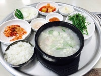 오늘 점심은 돼지국밥 입니다ㅡㅋㅋ 부추부추 듬쁙 넣어서 새우젓으로 간하고 호로록ㅋㅋ 맛점하세요~~~^^ 