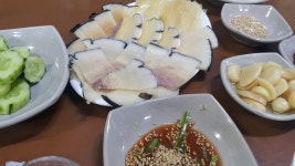 몇주째 폭식이에용 너무맛나용 ㅠㅠ 어제두 하루동일 먹어재끼구 고래고기에 치킨에 비빔묜 🤗😅 