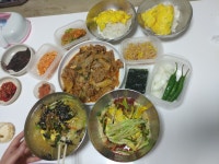 ㄷㄷ 비빔국수는 제가먹었는데 맛이영없었네요ㅠㅠ 남친은 냉국수억지로 클리어ㅎㅎ 비빔국수빼고는 다먹을만했어요ㅎㅎ 나머지 고기랑... 