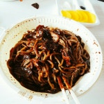 짜장면을 시켰는데 간만에 진짜 맛있는 맛이었어요~ 옛날 어릴때 먹었던 그런맛 고기도 많이들어가 있고요 맛이 찐하네요 