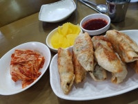 첫번째 두번째는 김천에 유명한 호박집이에영 이집 육개장이... 신기할뿐이에용 만두도 맛집이더라구요 안에가득 수제만두라 이집 4번째또오네욤... 