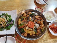 들렸다가뒷편에 이마트가서밥먹으러갔어용 오빠..메뉴를무슨 4개씩이나..😨죠스 튀김에 짜장+탕수육세트랑 냉모밀이랑 낚지덮밥 나눠서... 