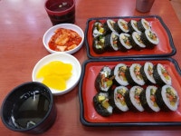 이른아침으로 김밥집가서 냠냠😊 남친오늘 아침안먹는다해서 마침동생도 밥먹자해서 감밥집가서 땡초김밥이랑 라볶이먹었어요ㅎㅎ 김밥얼마나... 